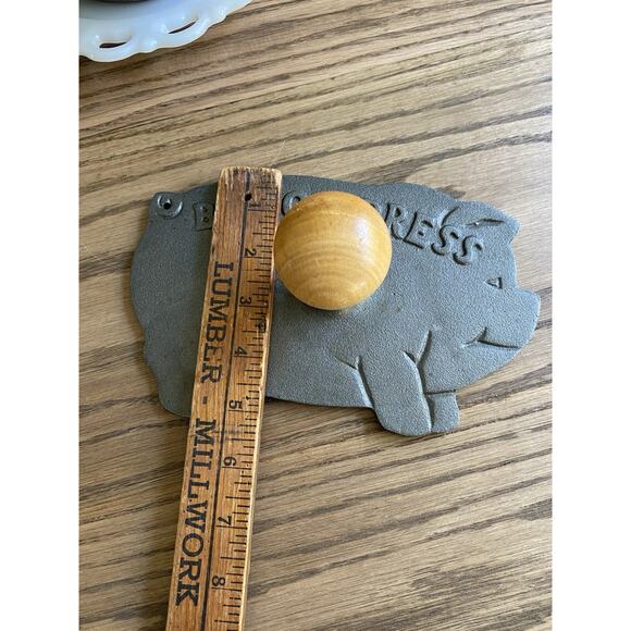 Vintage Cast Iron Bacon Press Metal Pig Shape Bacon Press with Wood Handle - Picture 4 of 4